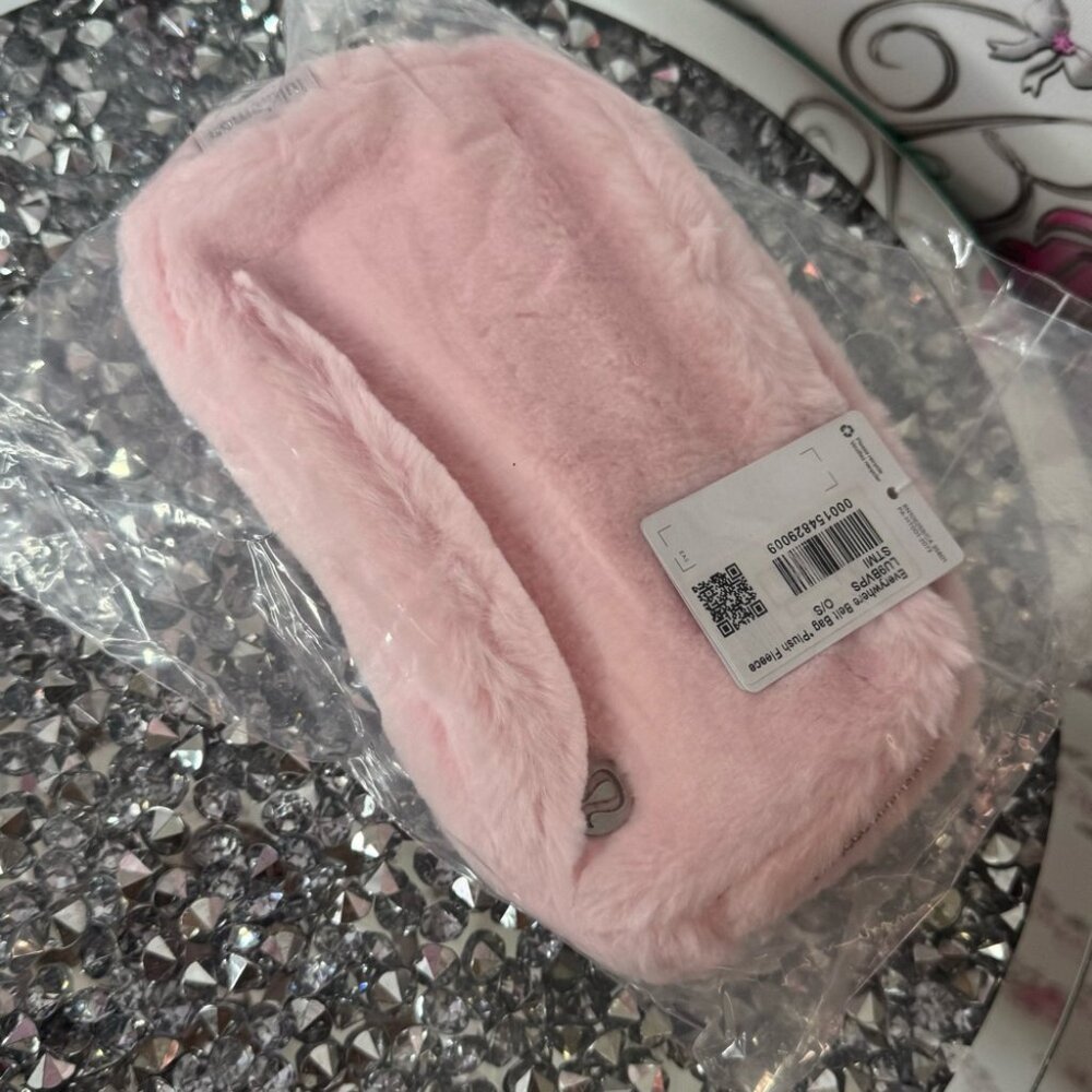 Lululemon Everywhere Belt Bag Plush Fleece strawberry milkshake furry fuzzy - Picture 4 of 10